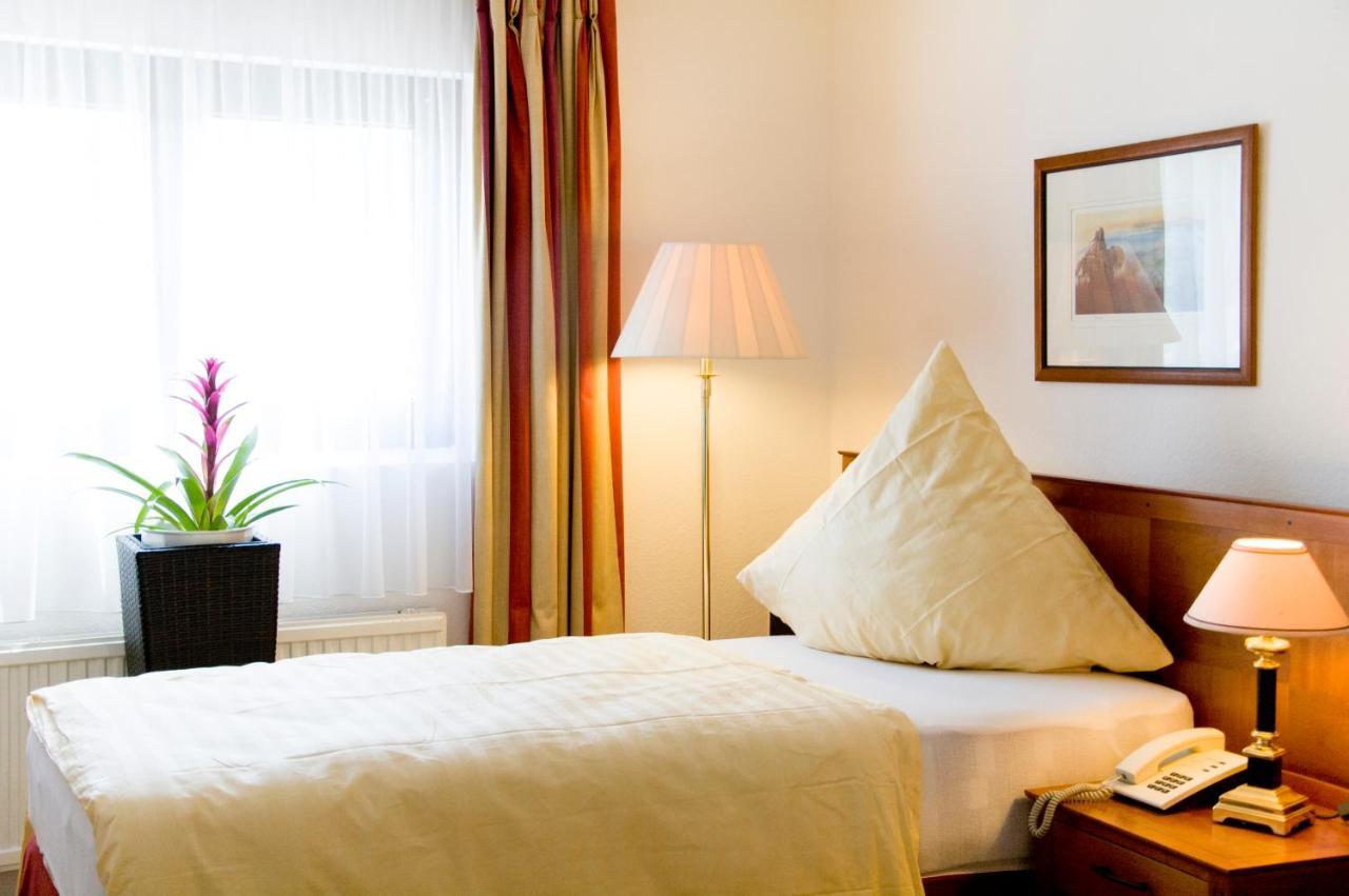 Hotel Koelner Hof Refrath ベルギッシュ・グラートバッハ エクステリア 写真